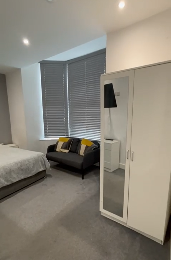 Room Gladys Avenue in Portsmouth
