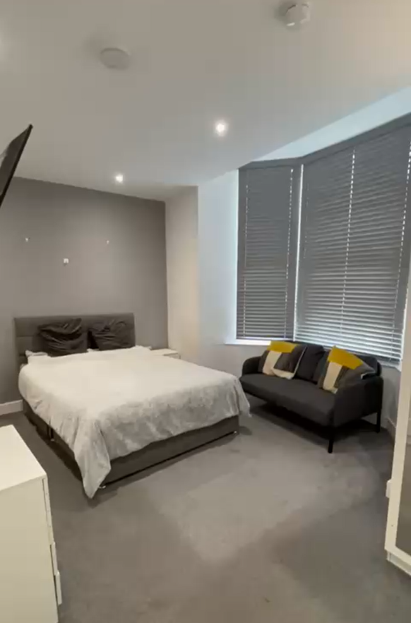 Room Gladys Avenue in Portsmouth