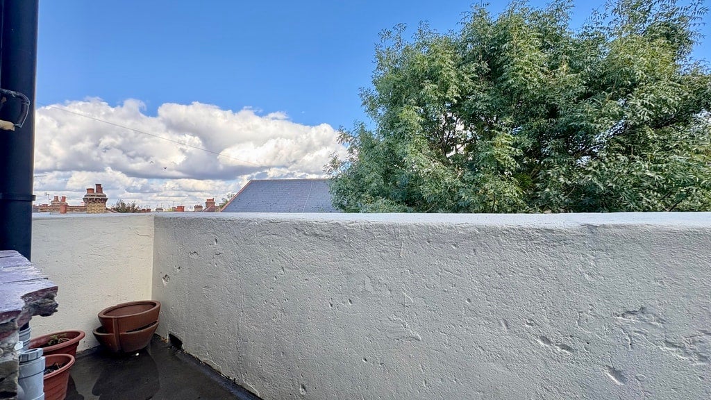 Flat Lyham Road in Greater London