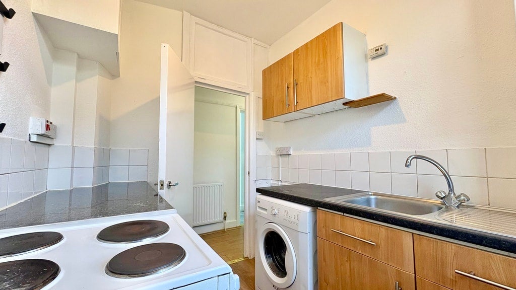 Flat Lyham Road in Greater London