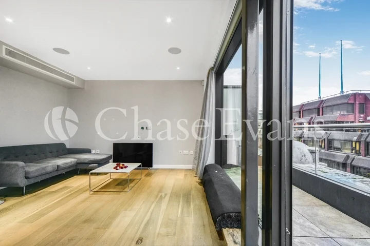 Flat Guinness Court in City of London