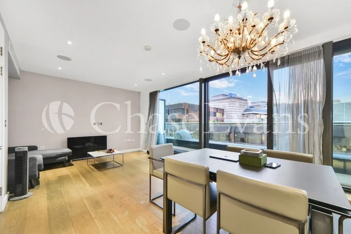 Flat Guinness Court in City of London