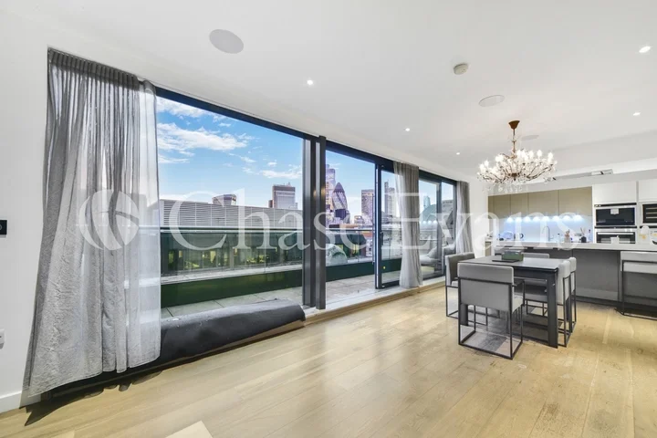 Flat Guinness Court in City of London
