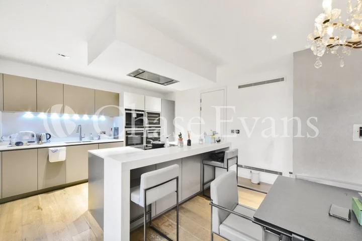 Flat Guinness Court in City of London