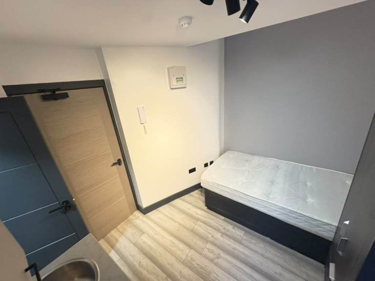 Flat Sunnydene Street in Greater London