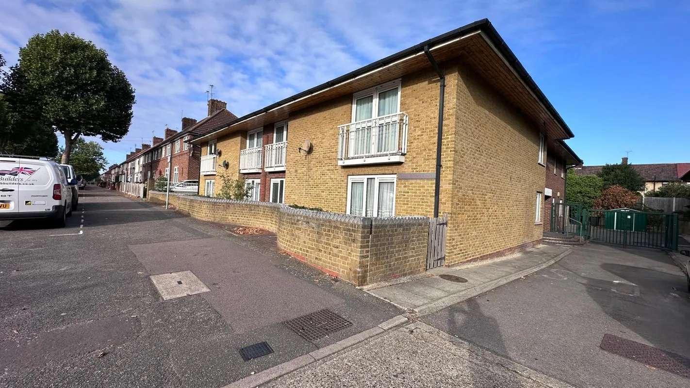 Flat Dagenham Avenue in Greater London