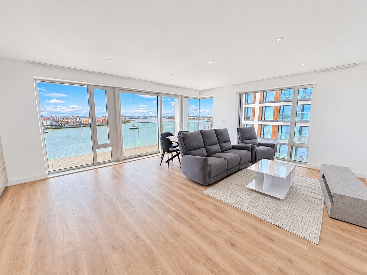 Flat Duke of Wellington Avenue in Greater London