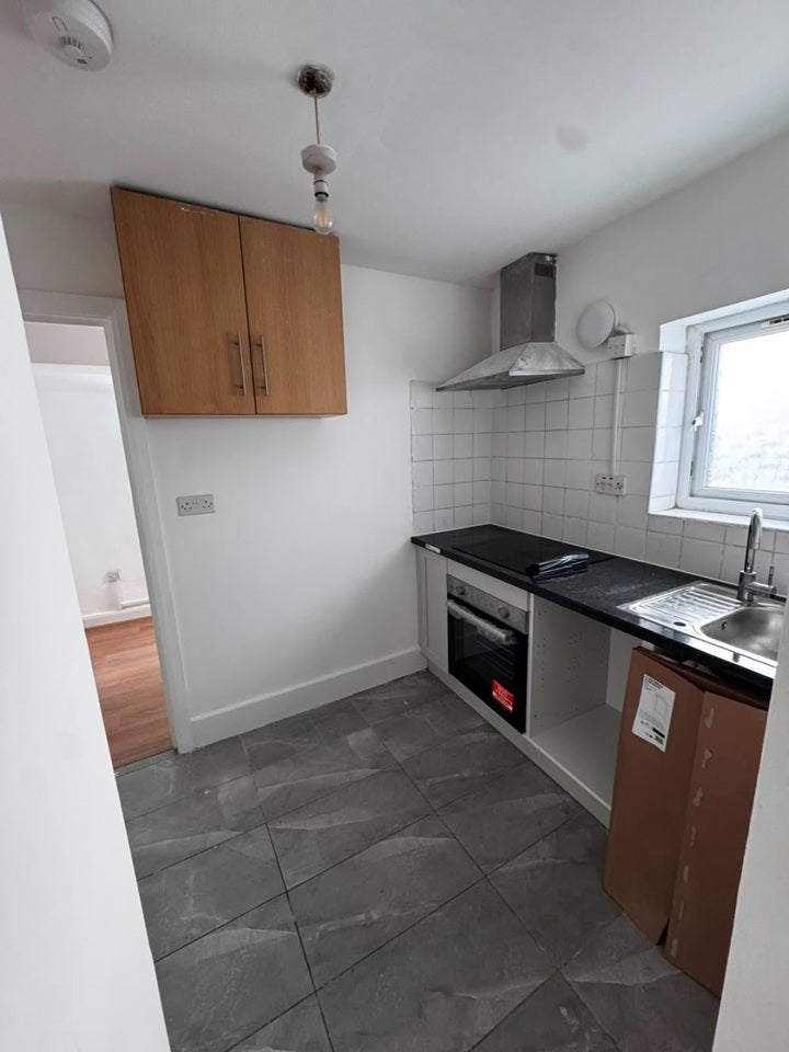 Flat Garfield Road in Greater London