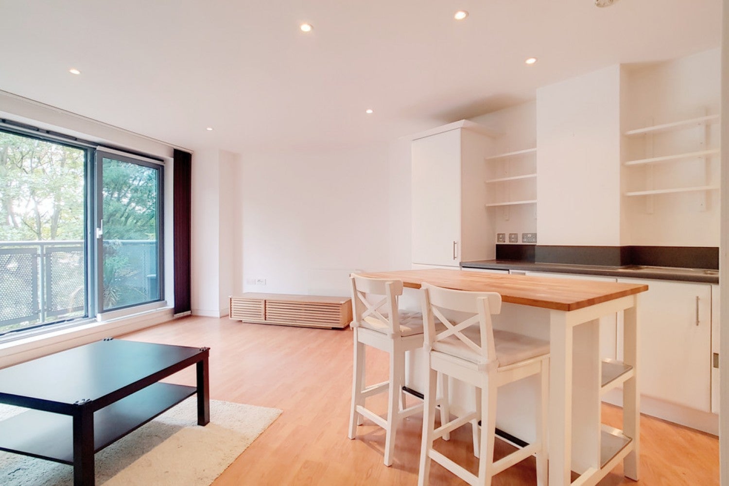 Flat Watermill Way in Greater London