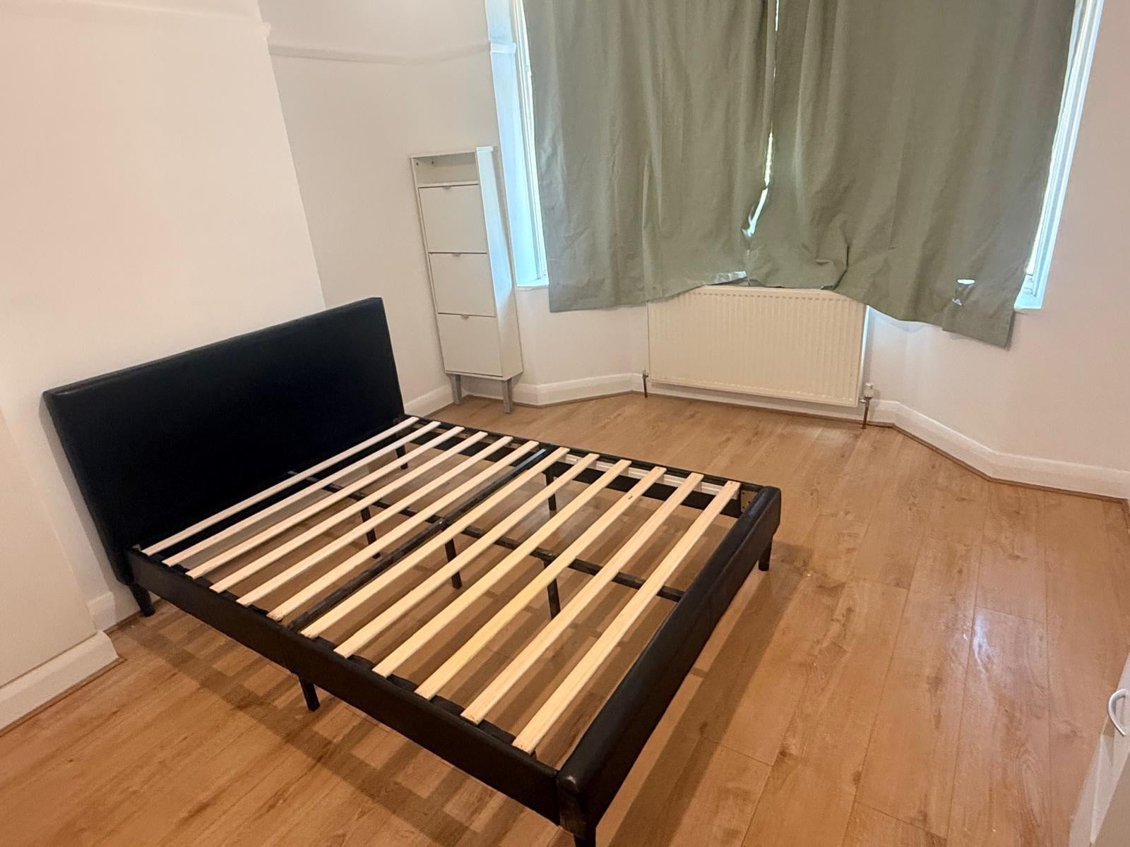 Flat Currey Road in Greater London