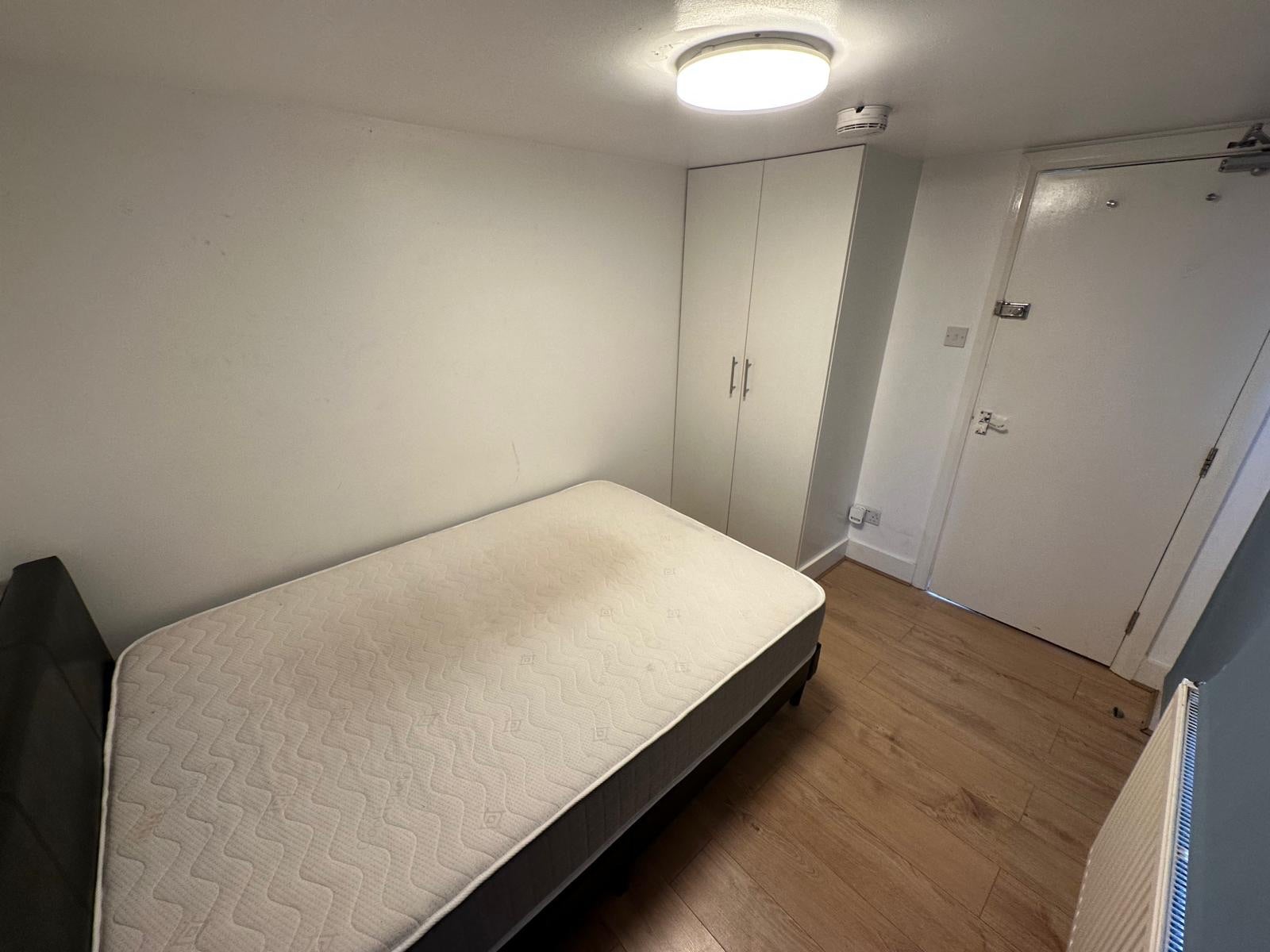 Flat Currey Road in Greater London