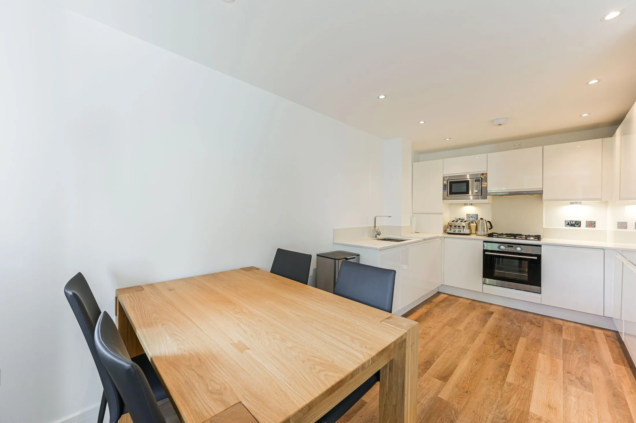 Flat Pathfield Road in Greater London
