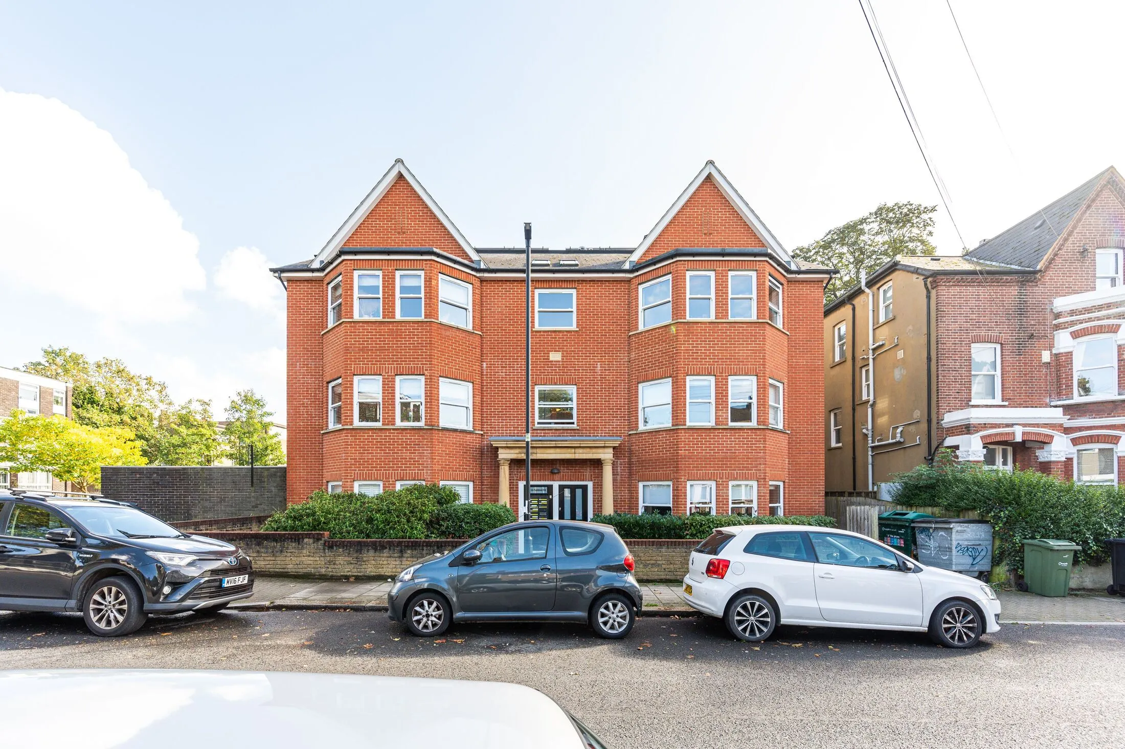 Flat Pathfield Road in Greater London