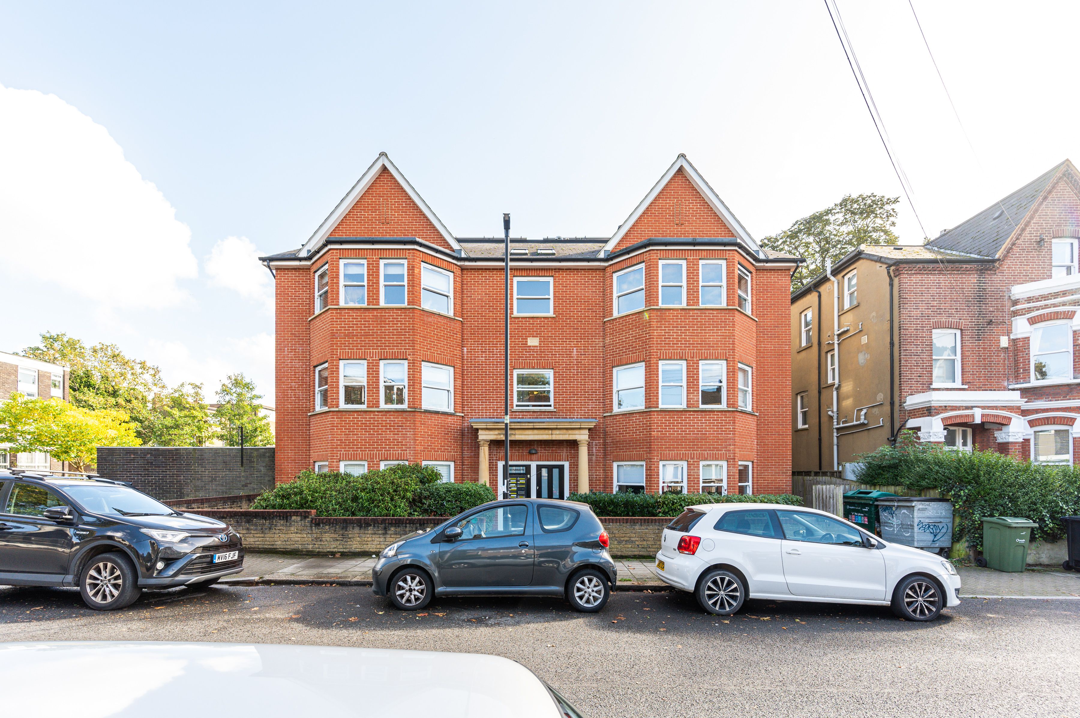 Flat Pathfield Road in Greater London