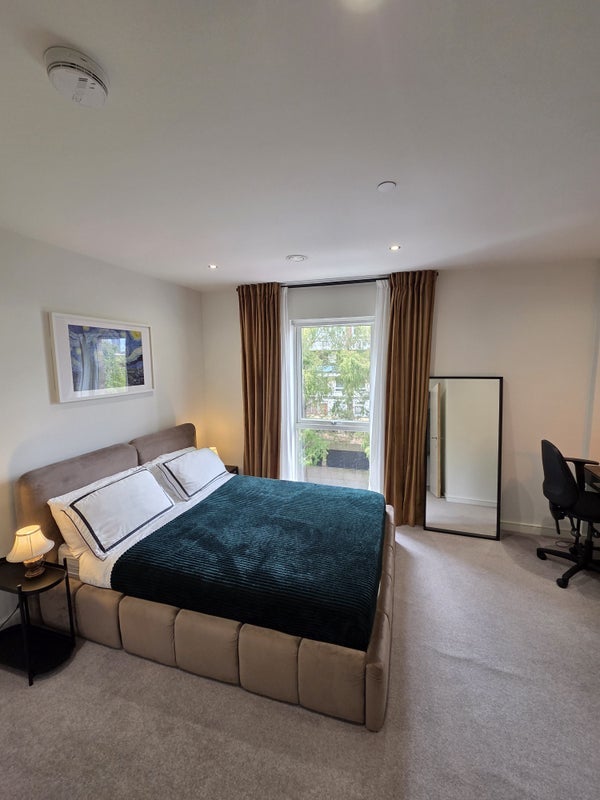 Flat Stewart Street in Greater London