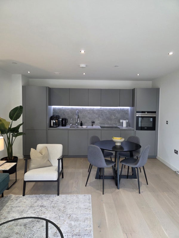 Flat Stewart Street in Greater London