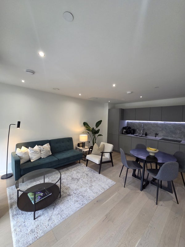 Flat Stewart Street in Greater London