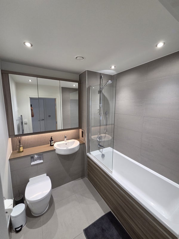 Flat Stewart Street in Greater London