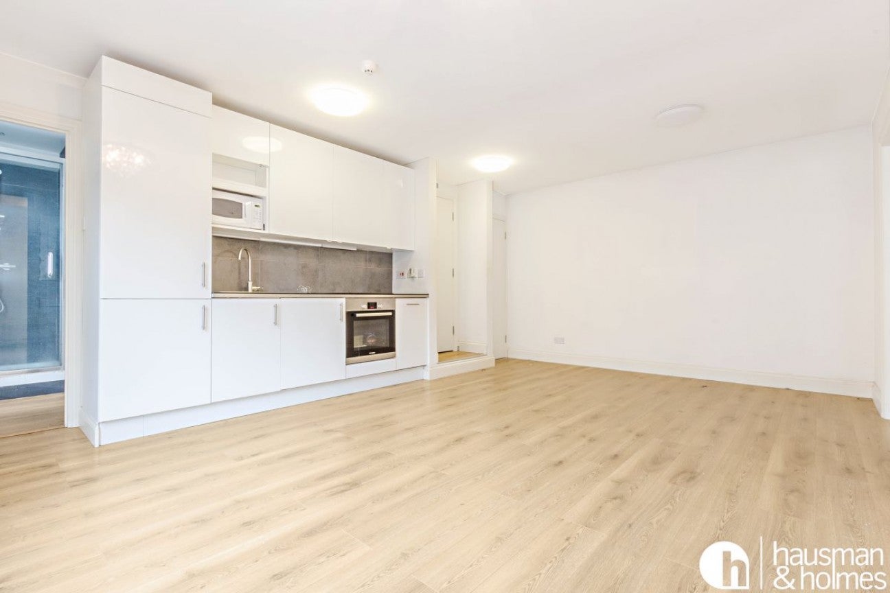 Flat Accommodation Road in Greater London