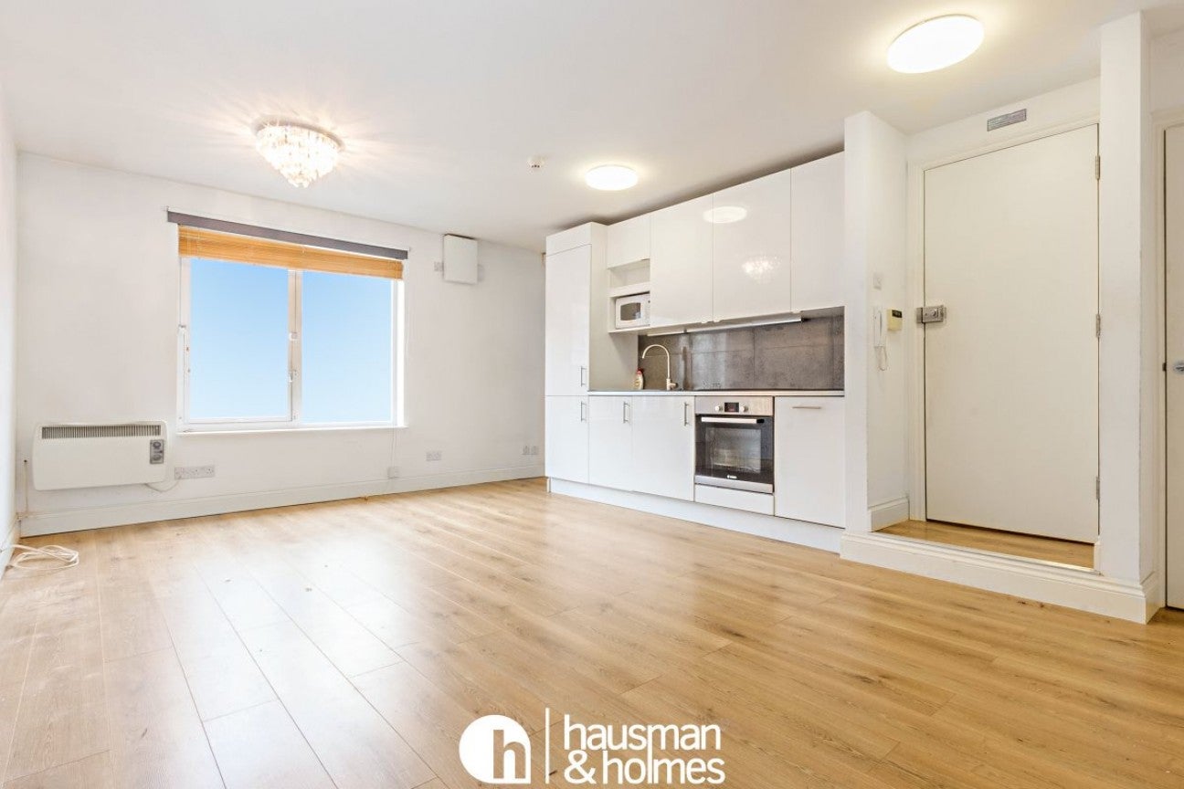 Flat Accommodation Road in Greater London