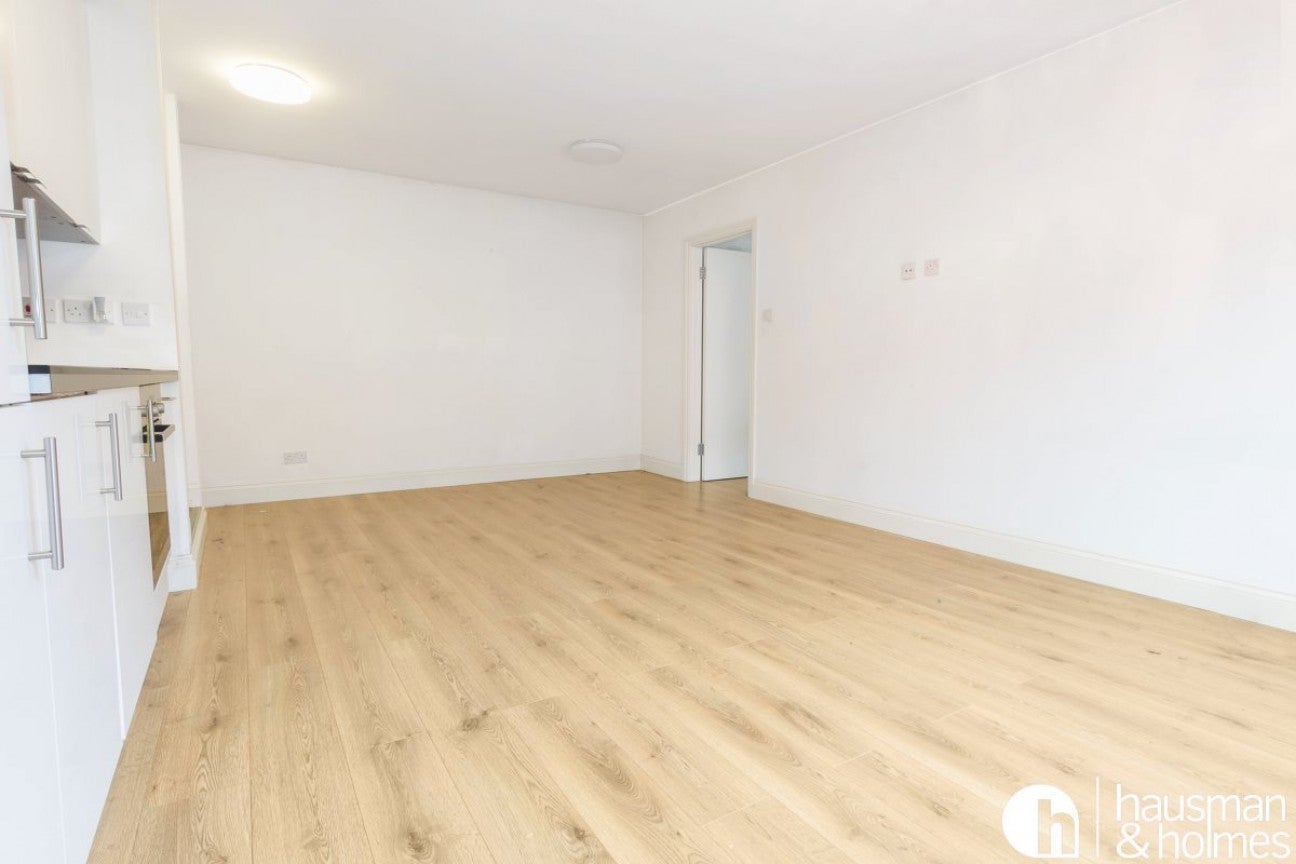 Flat Accommodation Road in Greater London