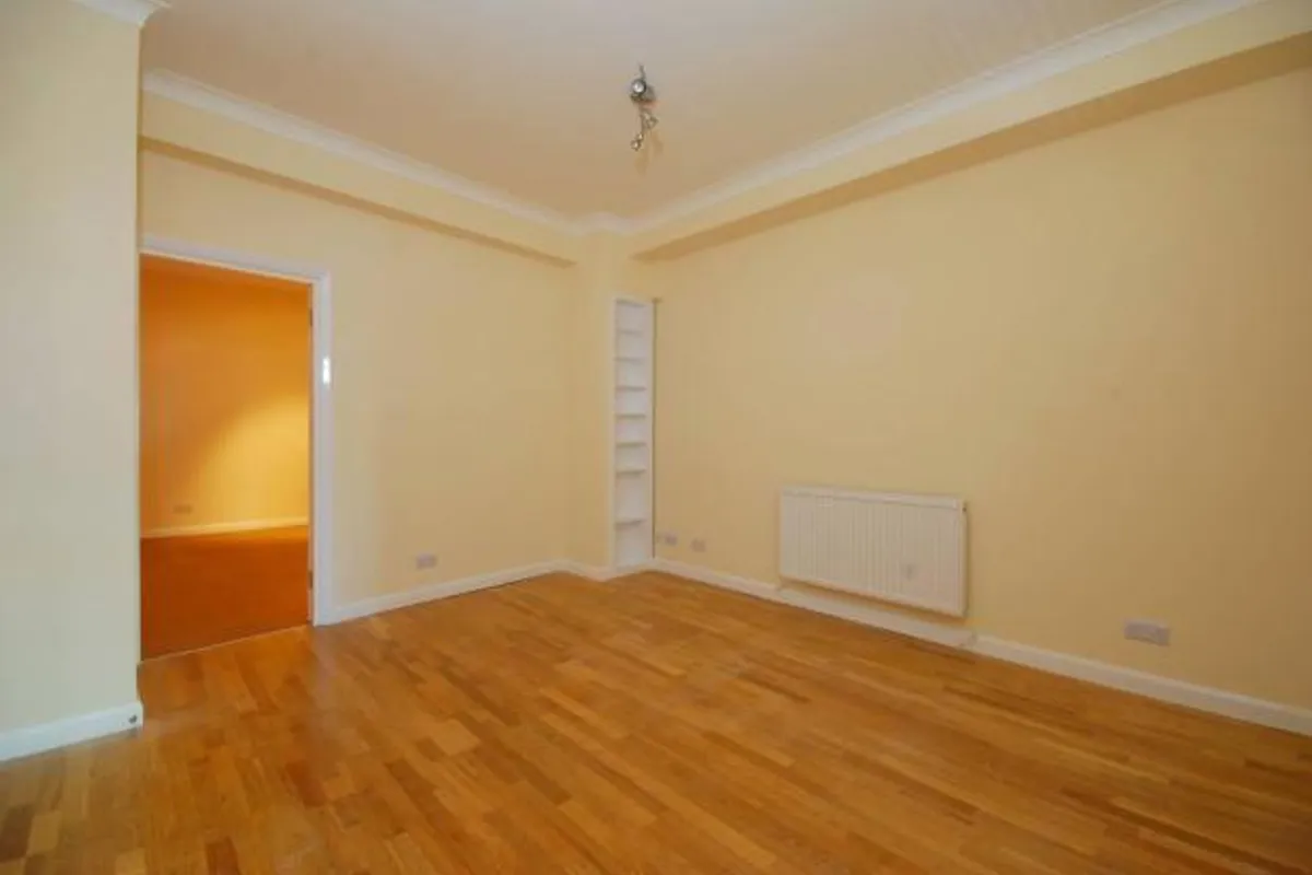 Flat Warren Street in Greater London