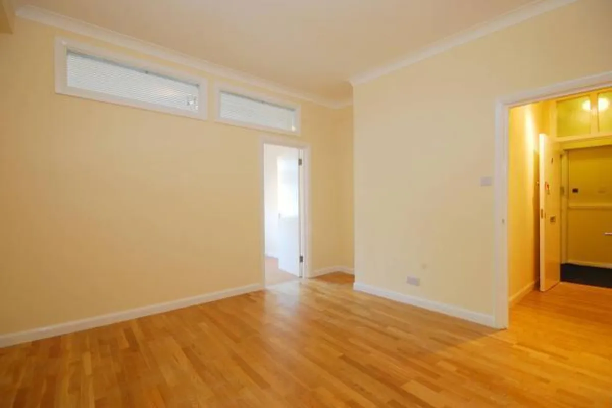 Flat Warren Street in Greater London