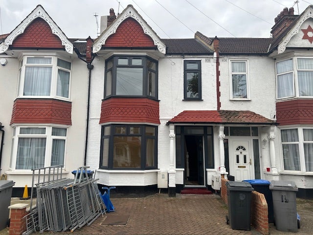 House Waverley Avenue in Greater London