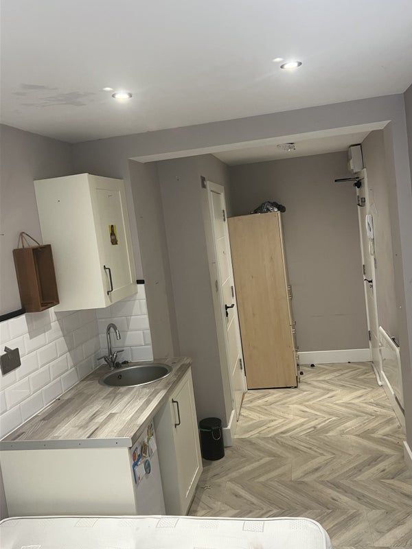 Flat Taunton Road in Greater London