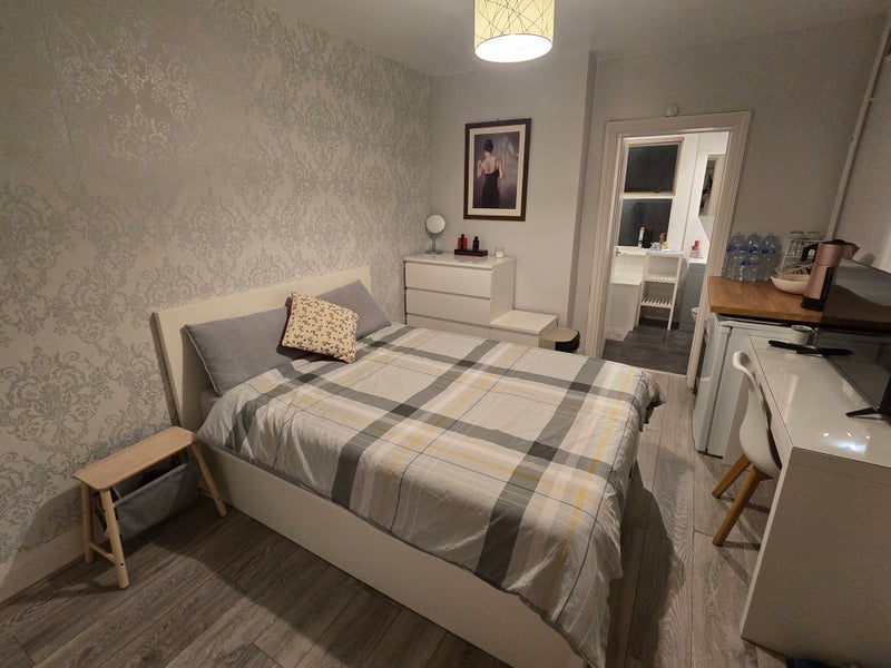 Room Kingston Road in Greater London