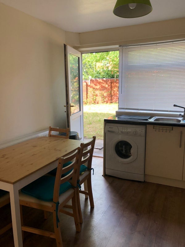 Room Ventnor Avenue in Birmingham