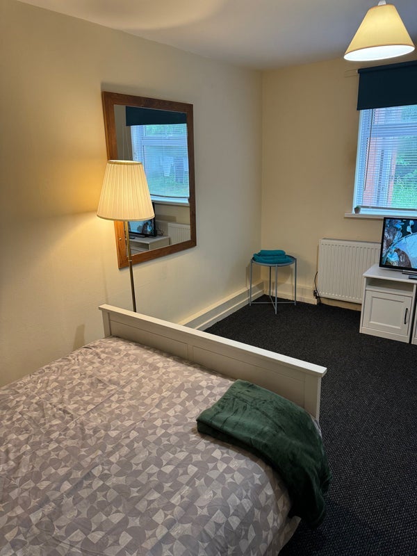 Room Ventnor Avenue in Birmingham