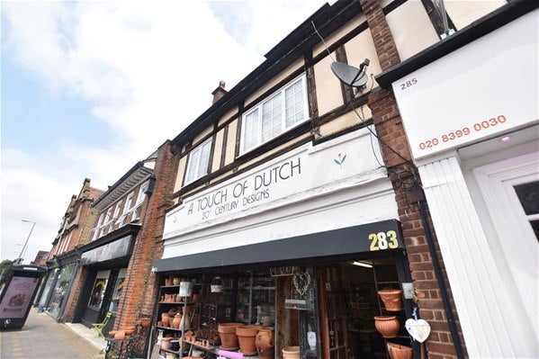 Flat Ewell Road in Greater London