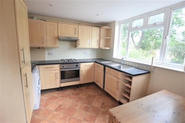 Flat Ewell Road in Greater London