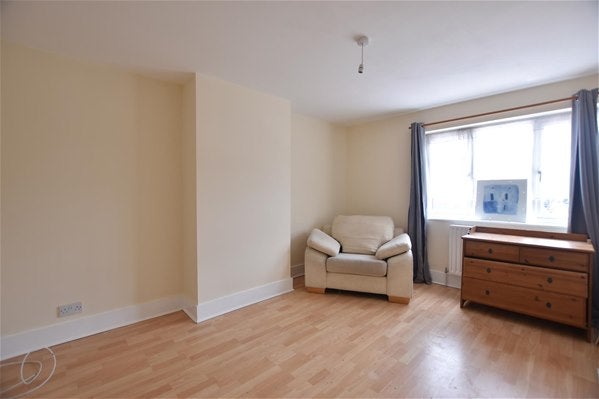Flat Ewell Road in Greater London