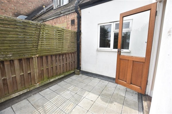 Flat Ewell Road in Greater London