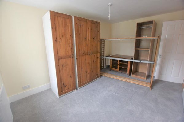 Flat Ewell Road in Greater London