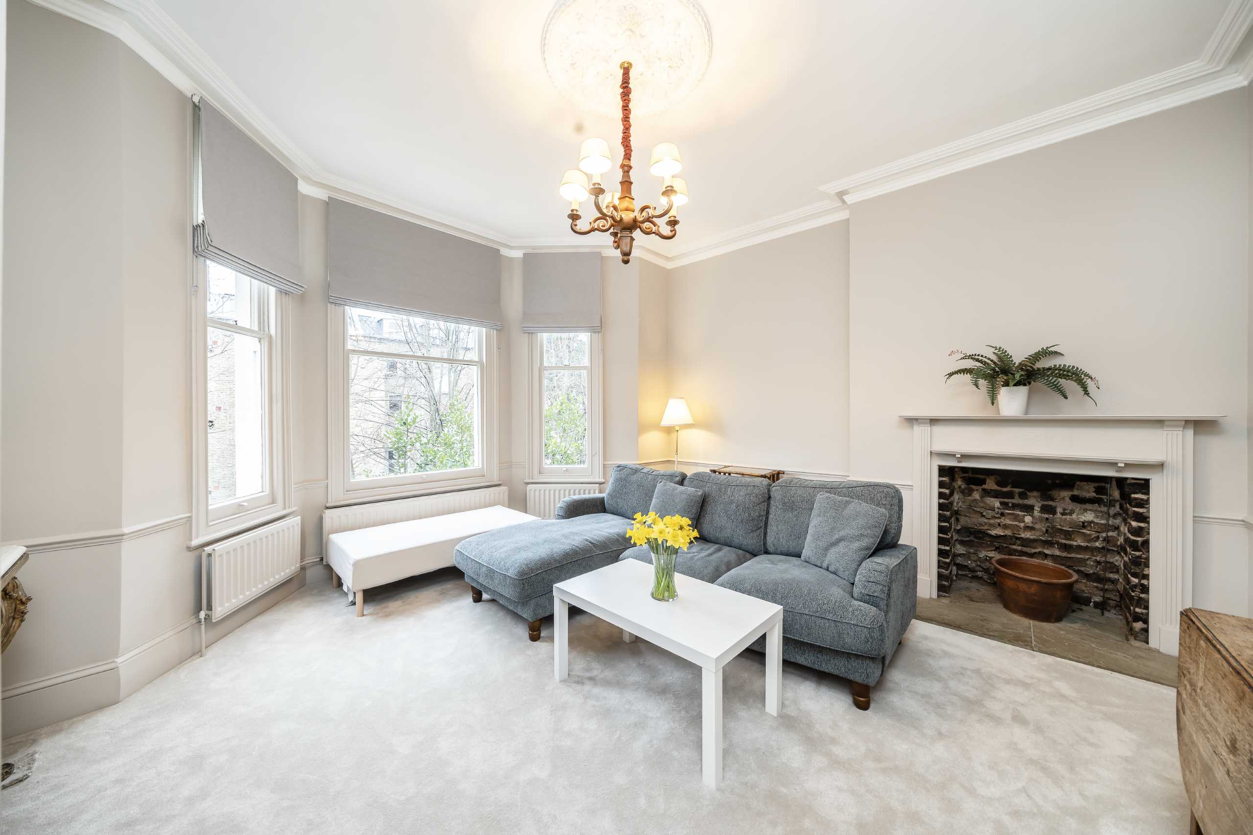 Flat Holland Road in Greater London