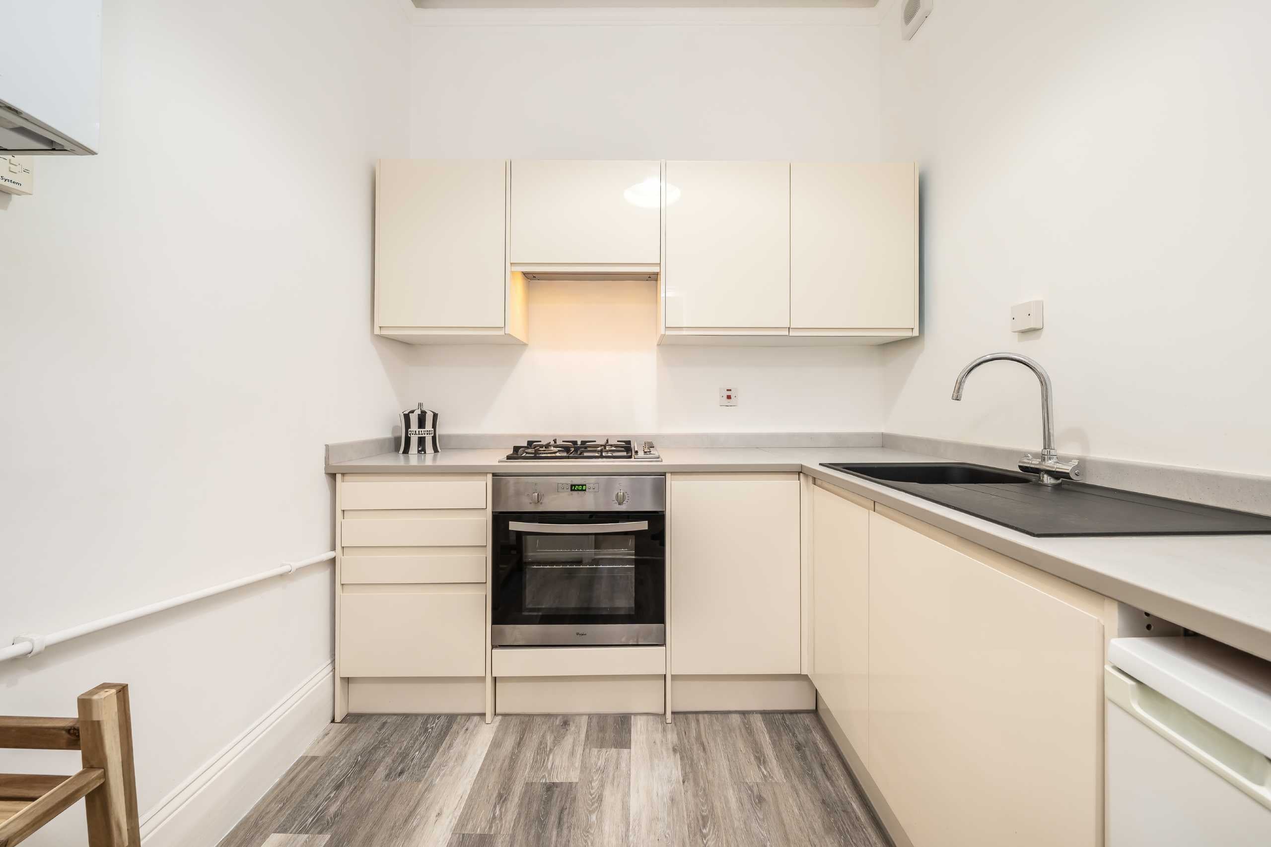 Flat Holland Road in Greater London