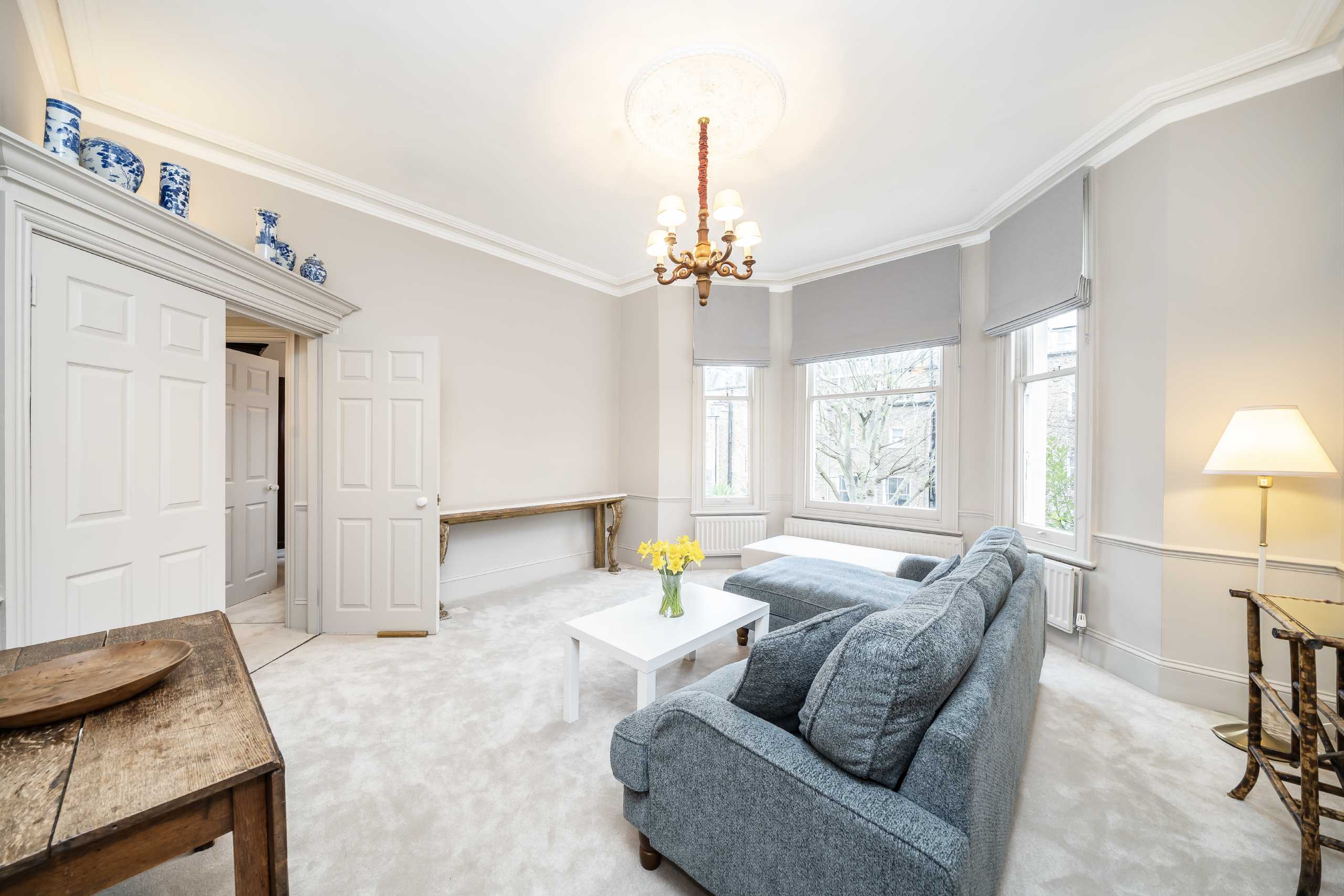 Flat Holland Road in Greater London