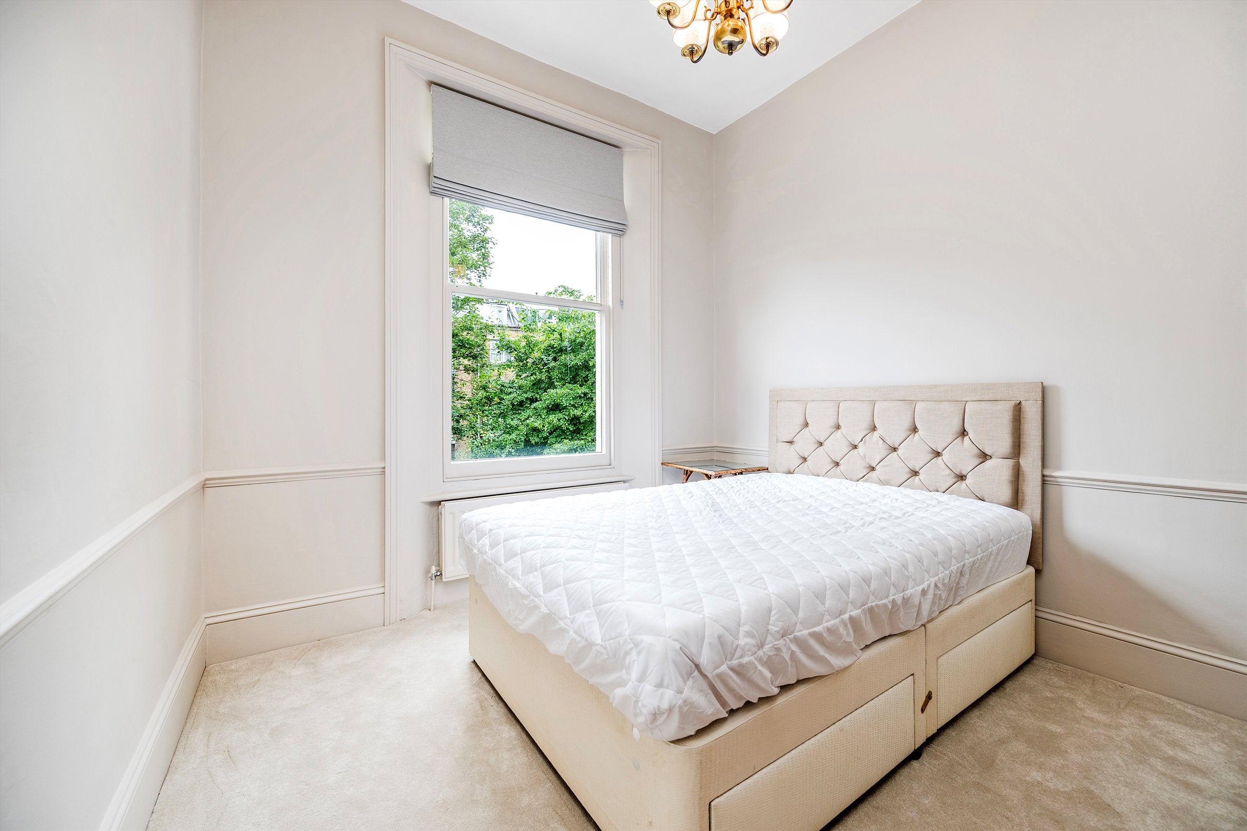 Flat Holland Road in Greater London