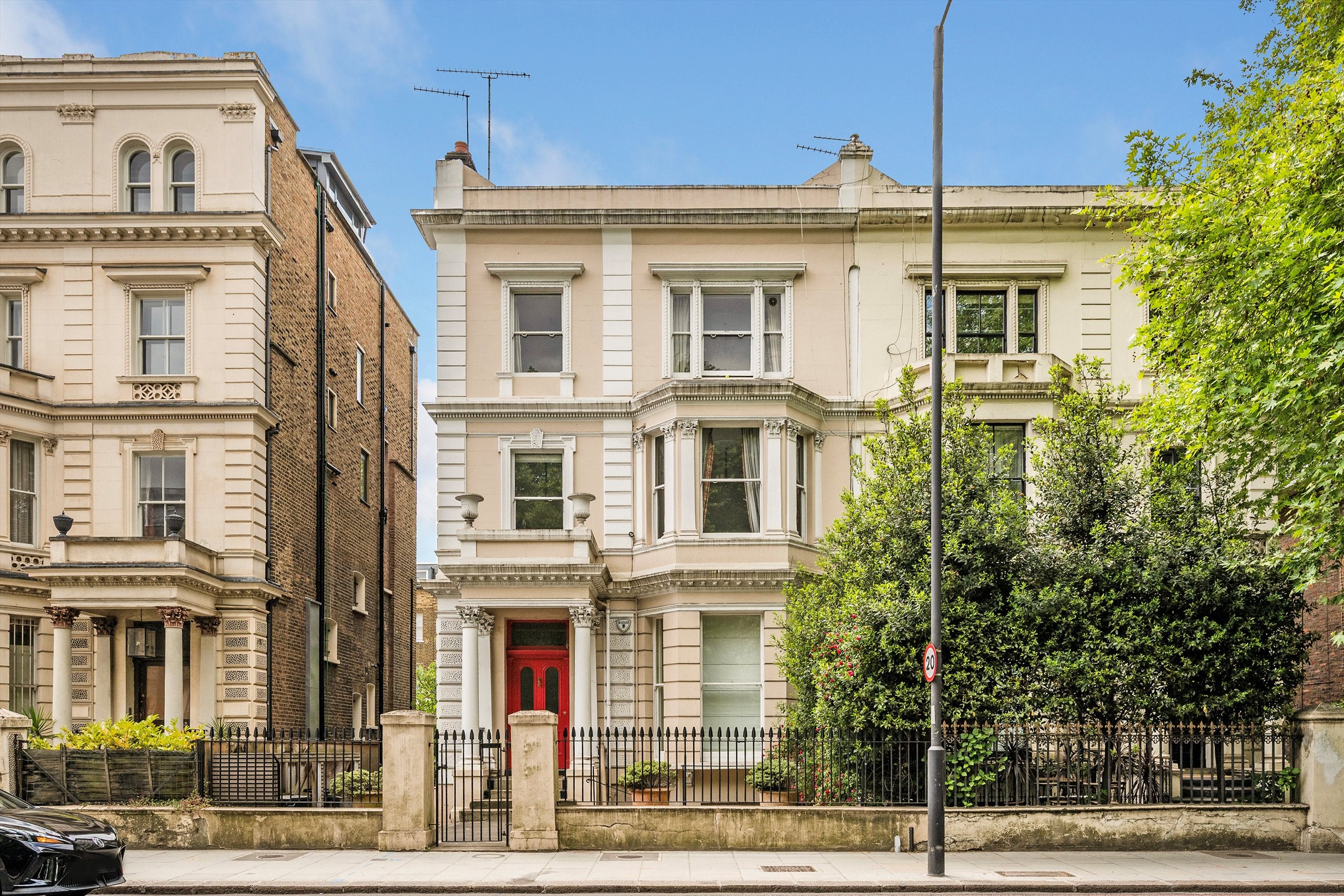 Flat Holland Road in Greater London