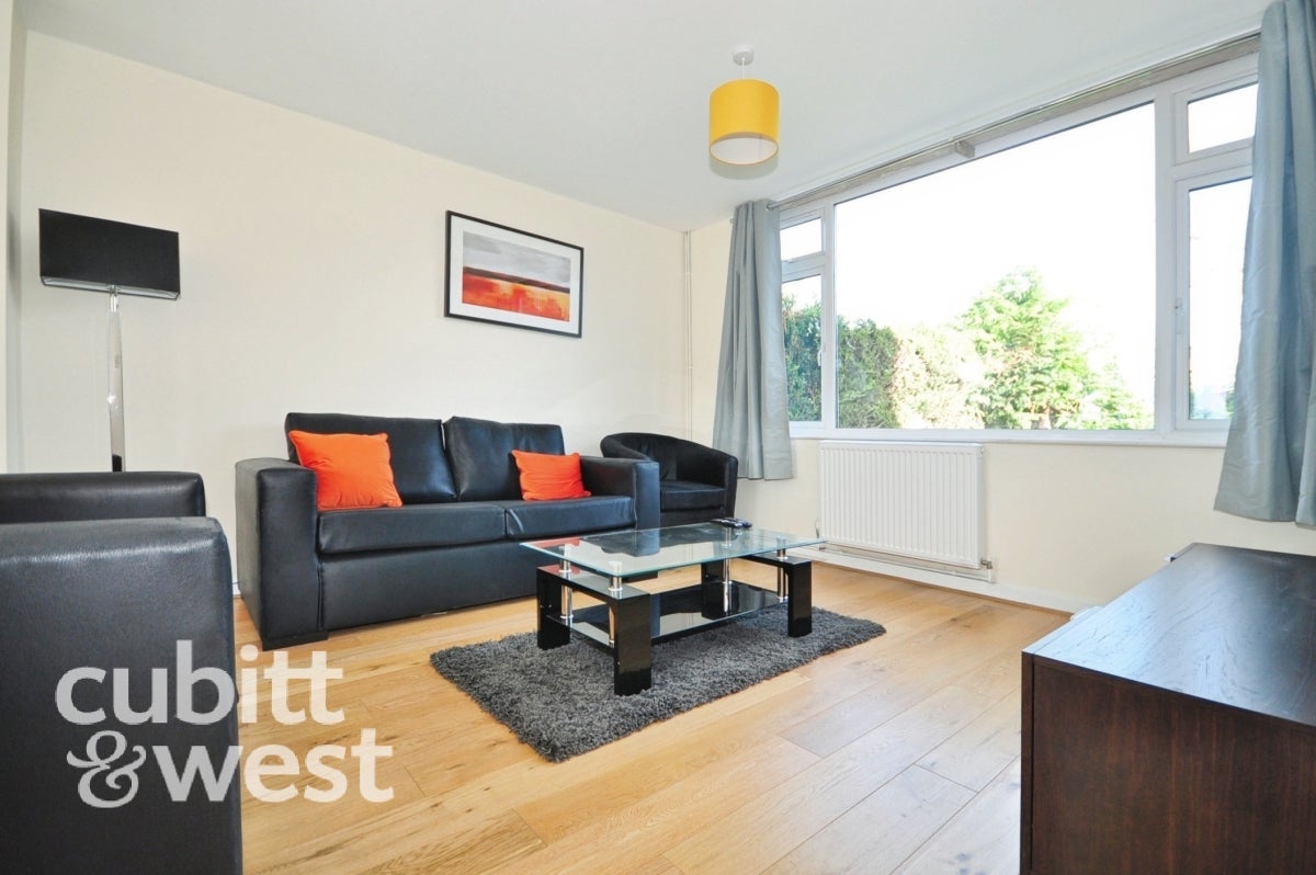 Room Wheatcroft Grove in Rainham