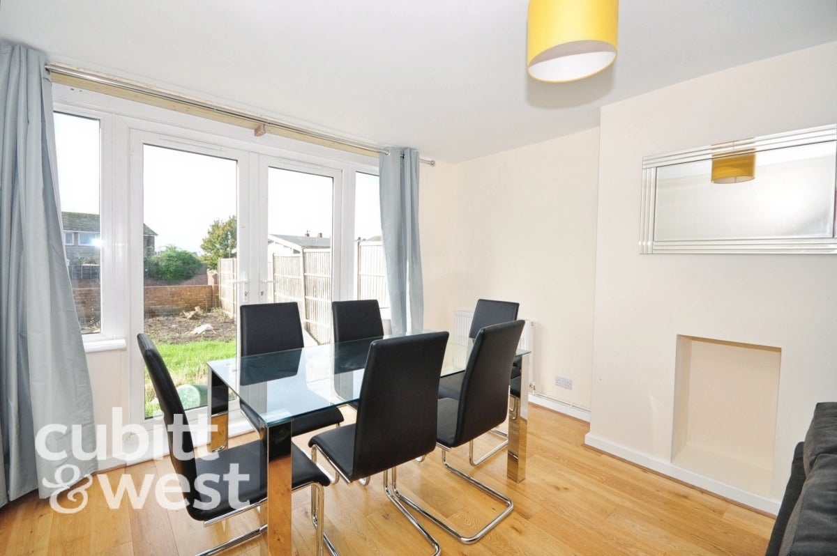 Room Wheatcroft Grove in Rainham