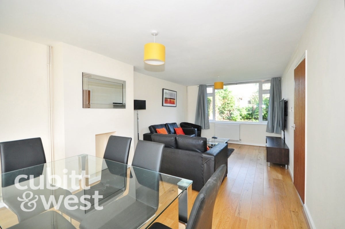 Room Wheatcroft Grove in Rainham