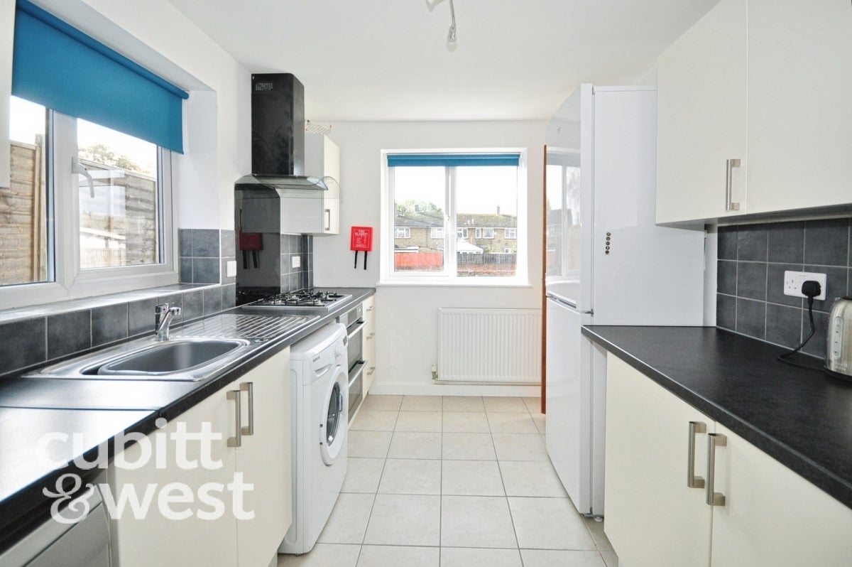 Room Wheatcroft Grove in Rainham