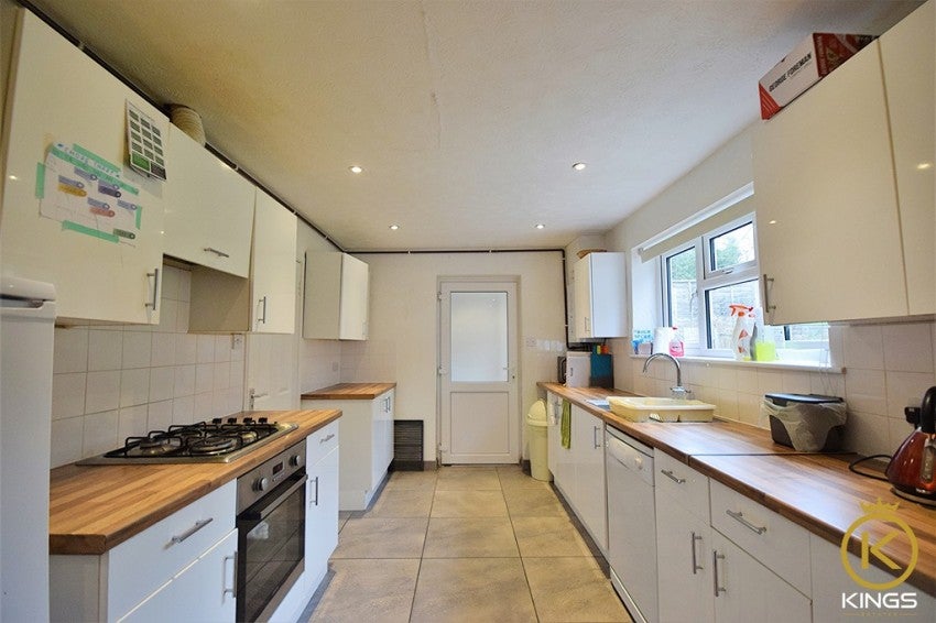 Room Blackwell Avenue in Guildford