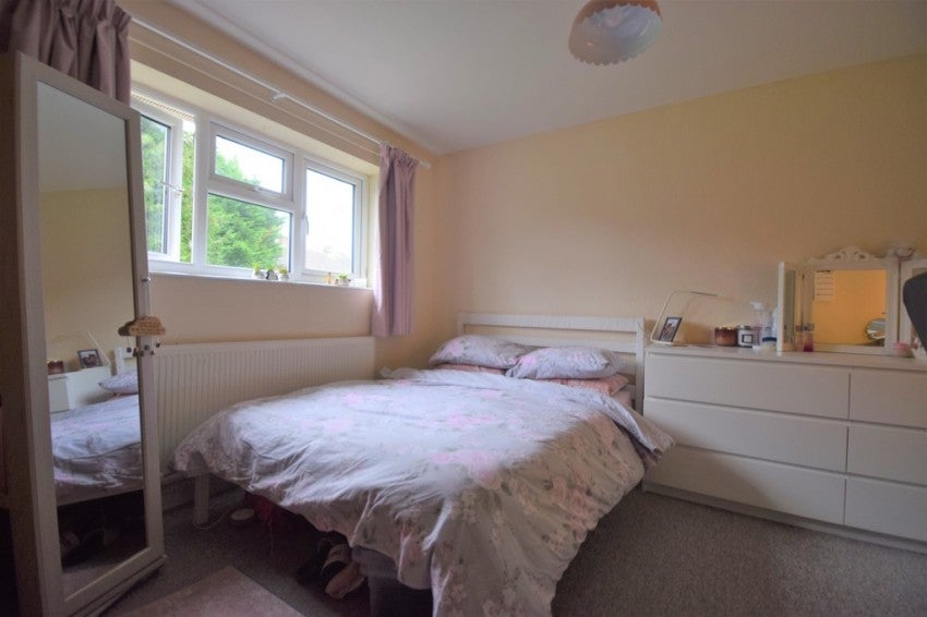 Room Blackwell Avenue in Guildford