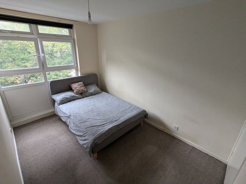 Room St Leonard's Road in Greater London