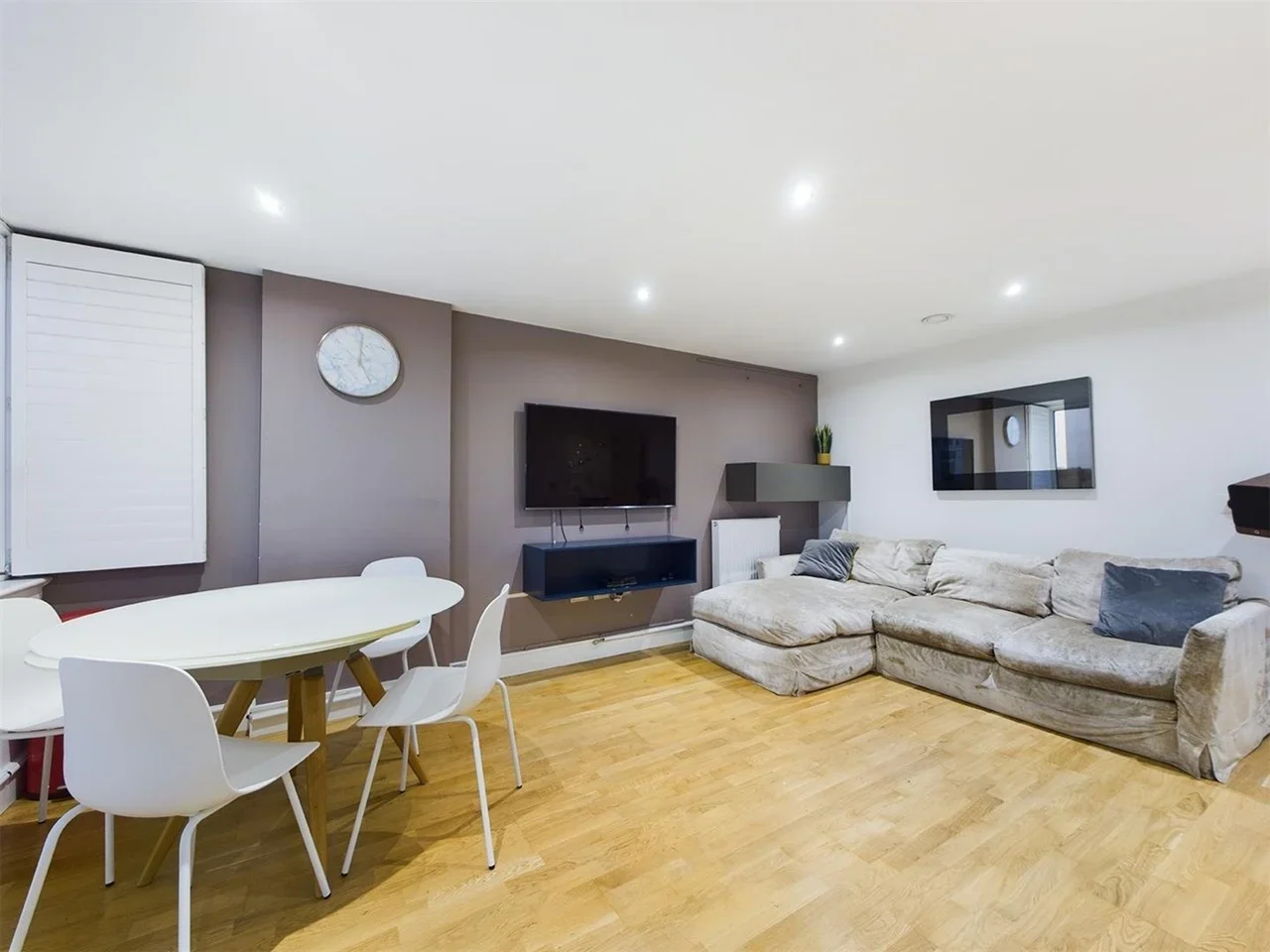 Flat Dowells Street in Greater London